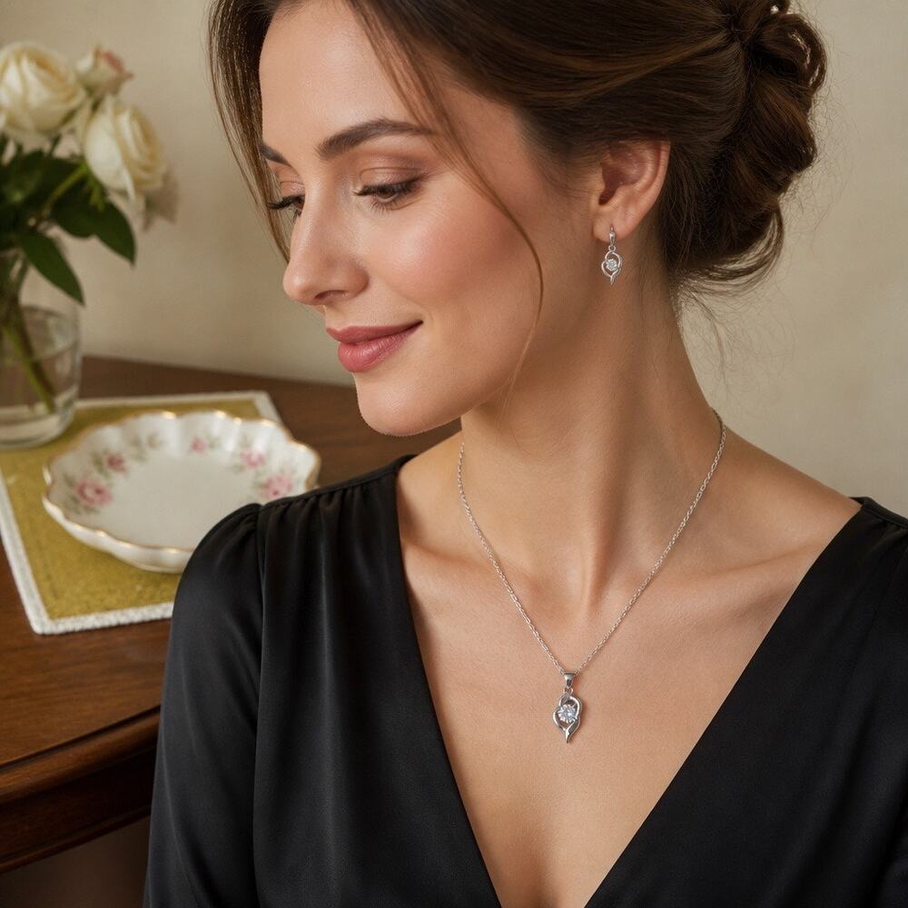 Vintage Dainty Sparkling Crystal Open-Heart Pendant Necklace - Picture 4 of 4